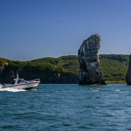 Морская прогулка к Скалам Три брата и в бухту Тихая с морской рыбалкой - морские прогулки и экскурсии на Камчатке с Азимут Тур